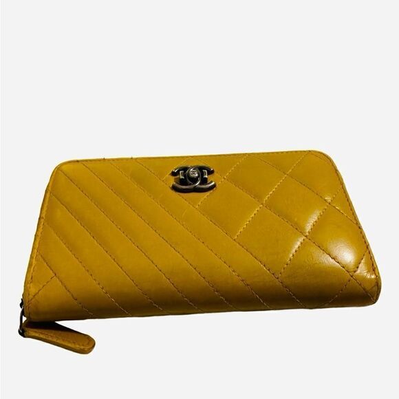 CHANEL Yellow Quilted Wristlet - Picture 14 of 16